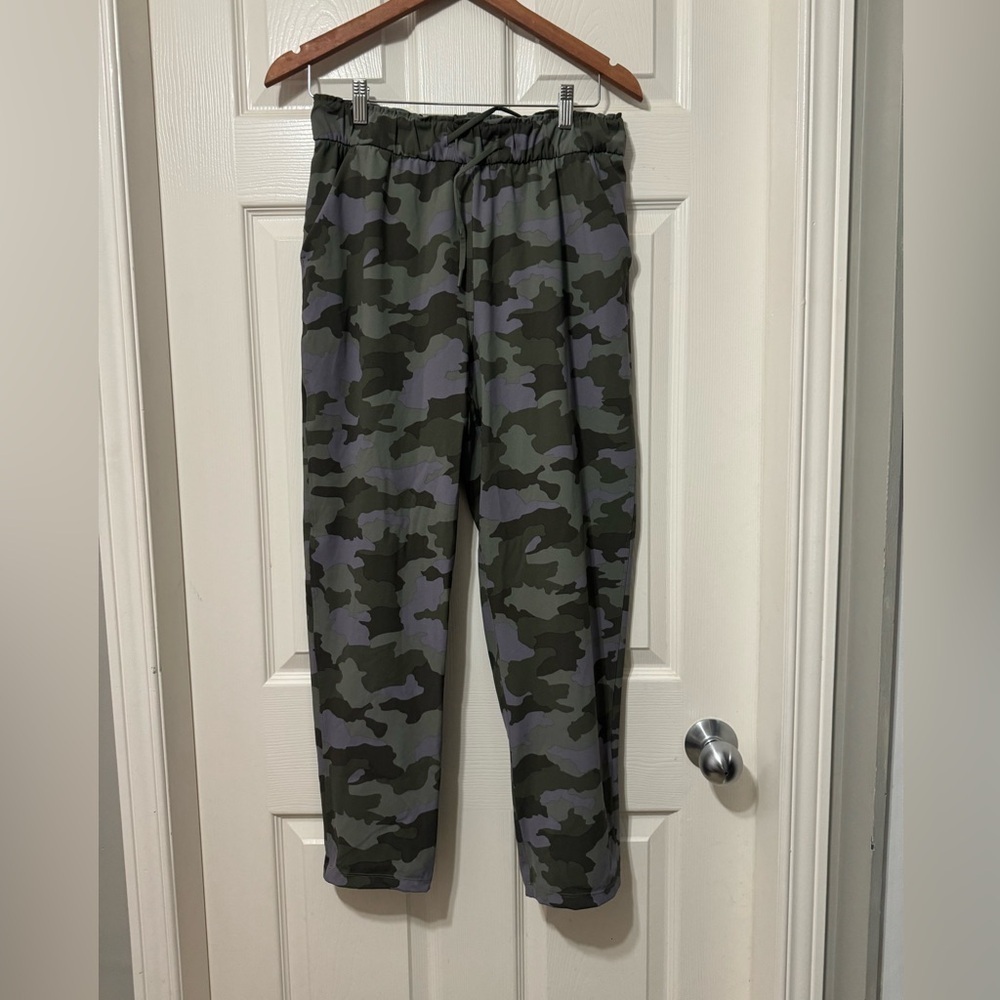 Lululemon keep moving pant 7/8 high rise size 8 euc